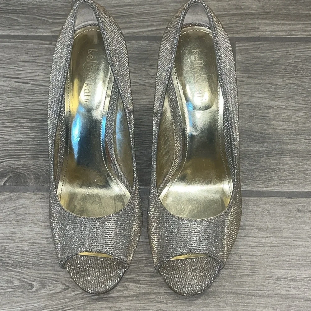 Kelly & Katie metallic wedge sz 8. Changes gold to silver